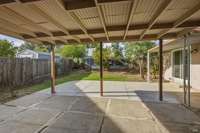 a view of a backyard