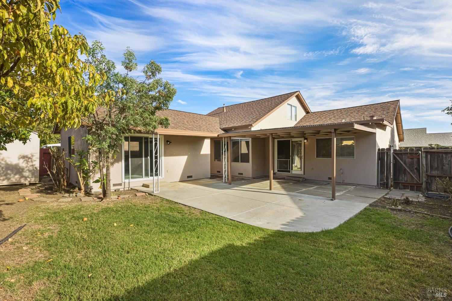 570 Berkeley Way Fairfield, CA 94533 - Photo 32 of 34 front view of a house with a garden