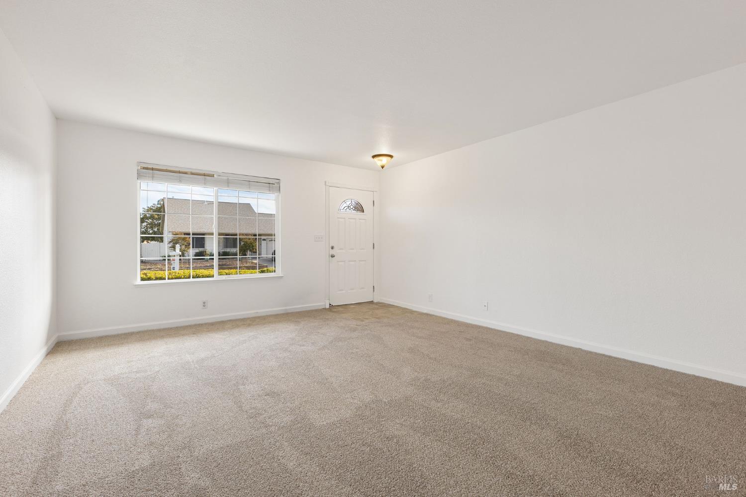 570 Berkeley Way Fairfield, CA 94533 - Photo 8 of 34 an empty room with windows