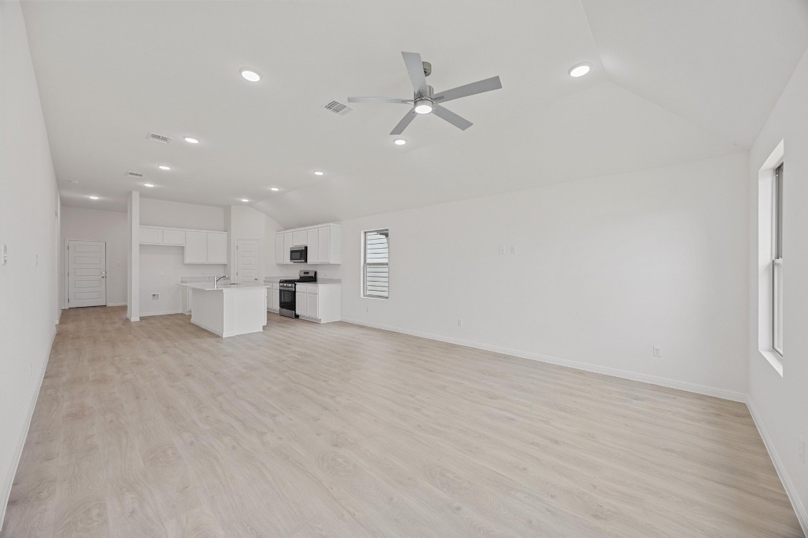 327 Bendecido Loop Elgin, TX 78621 - Photo 7 of 35