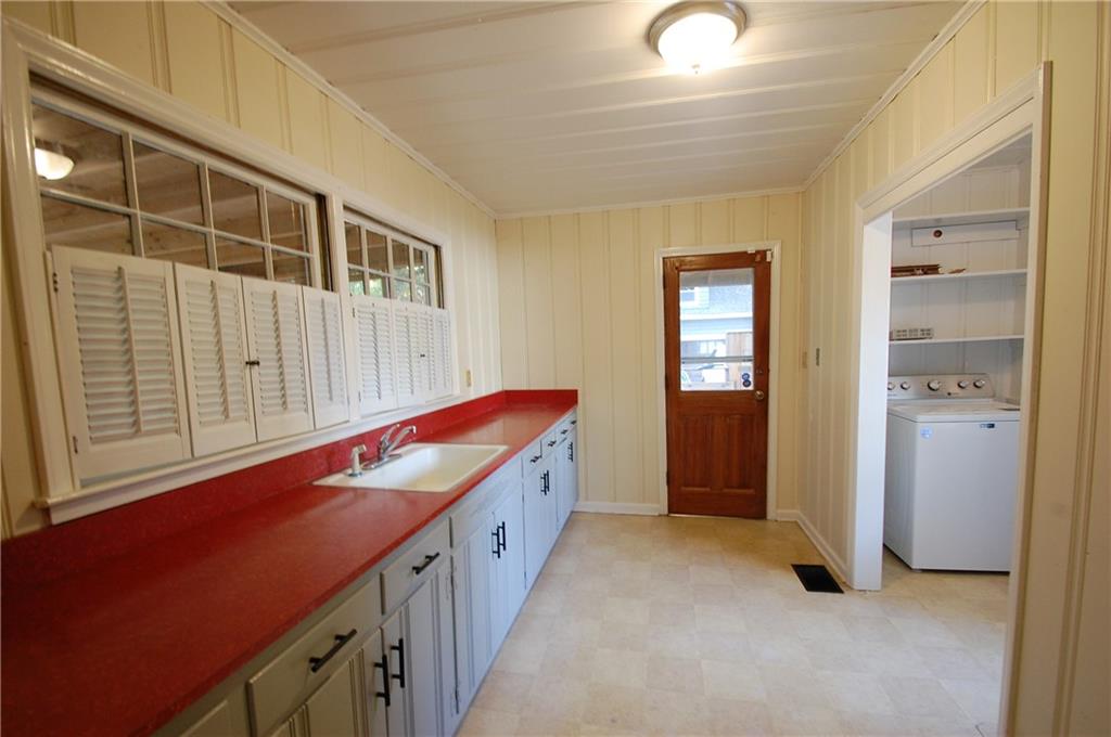 3347 College Street Atlanta, GA 30337 - Photo 13 of 39 a view of lobby with windows