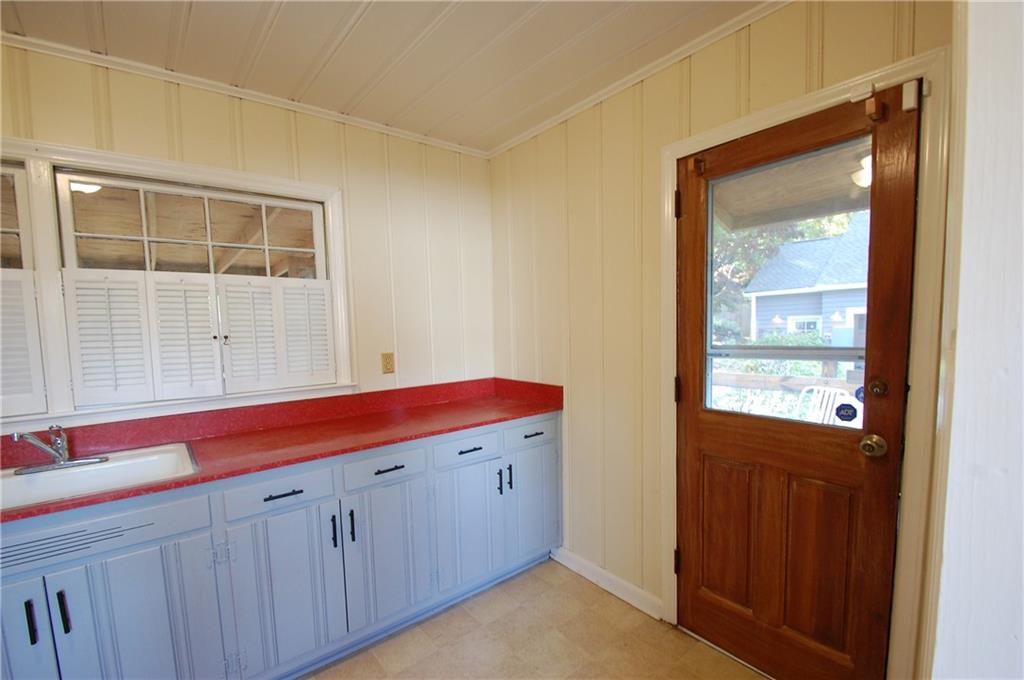 3347 College Street Atlanta, GA 30337 - Photo 17 of 39 a utility room with window