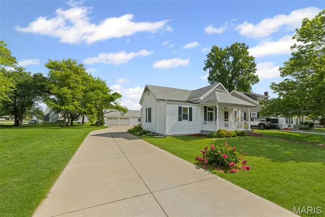 $238,000 | 207 West Vine Street, Brighton, IL 62012