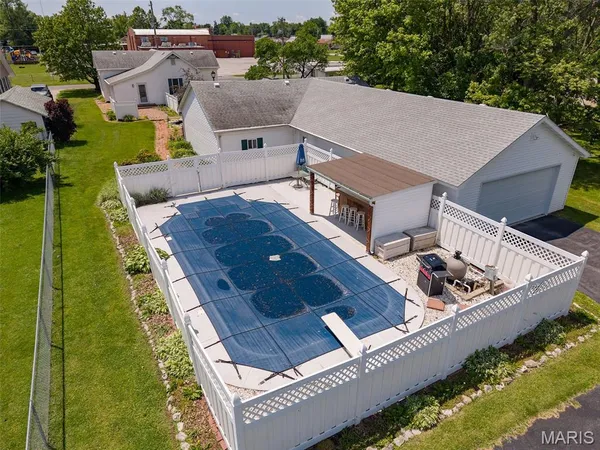 $238,000 | 207 West Vine Street, Brighton, IL 62012