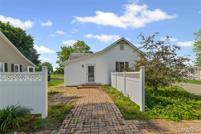 $238,000 | 207 West Vine Street, Brighton, IL 62012