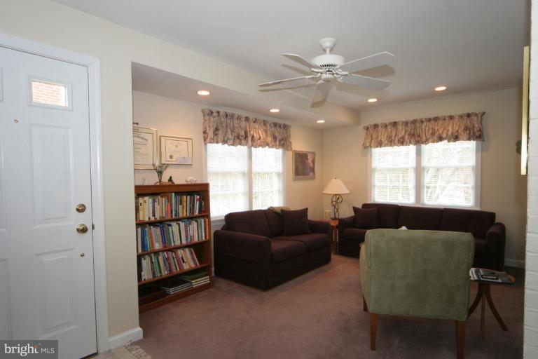 4622 Woodfield Road Bethesda, MD 20814 - Photo 10 of 30 Den
