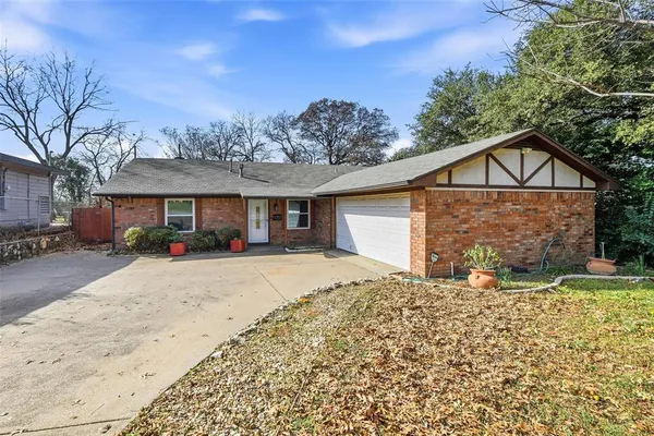 $2,300 | 3920 Sanguinet Street, Fort Worth, TX 76107