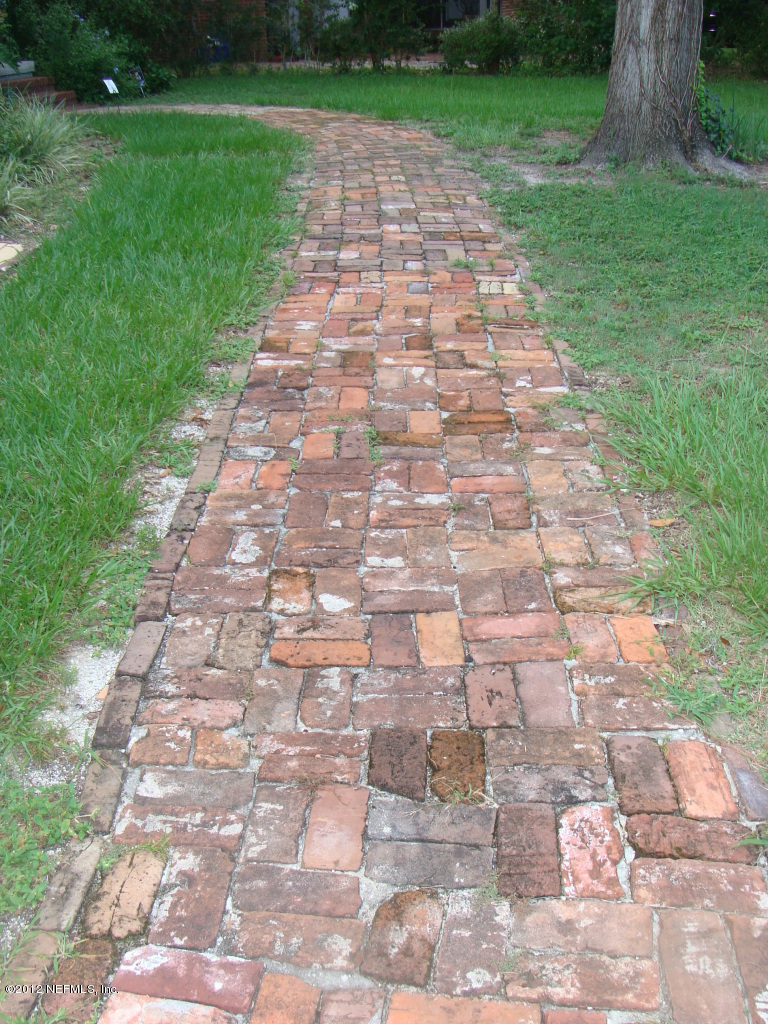 5428 Stetson Road Jacksonville, FL 32207 - Photo 3 of 27 a view of a yard with brick walls
