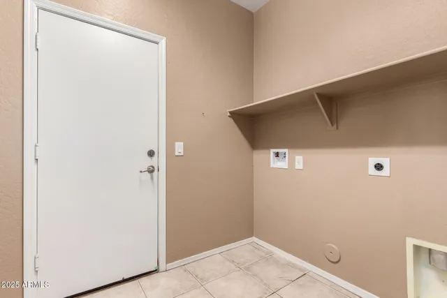 a view of utility room