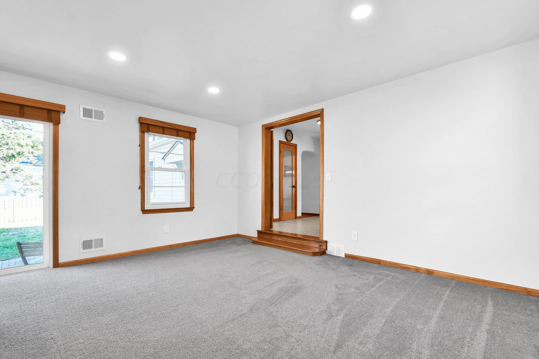 509 Springhollow Road Circleville, OH 43113 - Photo 9 of 26 Living 2