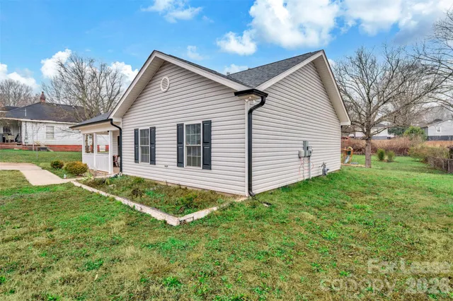 a view of a house with backyard