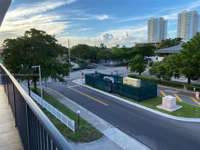 $299,000 | 1900 Diana Drive, Unit 3D, Hallandale Beach, FL 33009