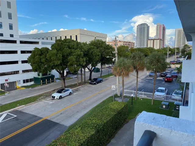 $299,000 | 1900 Diana Drive, Unit 3D, Hallandale Beach, FL 33009