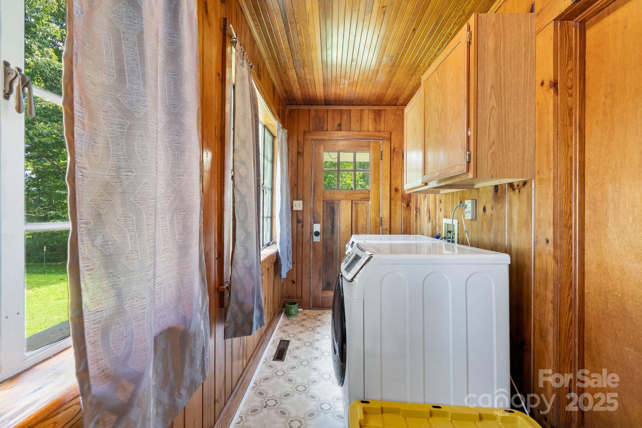 41 Hilton Drive Brevard, NC 28712 - Photo 20 of 32 a bathroom with a tub and shower