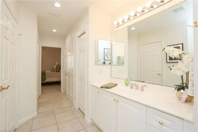 a en suite bathroom with a double vanity sink and mirror