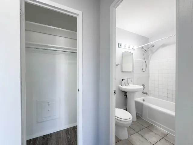 $1,350 | 7333 North Ridge Boulevard, Unit 509, Chicago, IL 60645