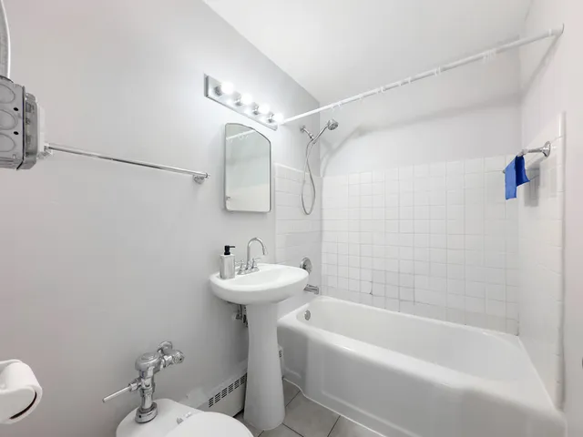 $1,350 | 7333 North Ridge Boulevard, Unit 509, Chicago, IL 60645
