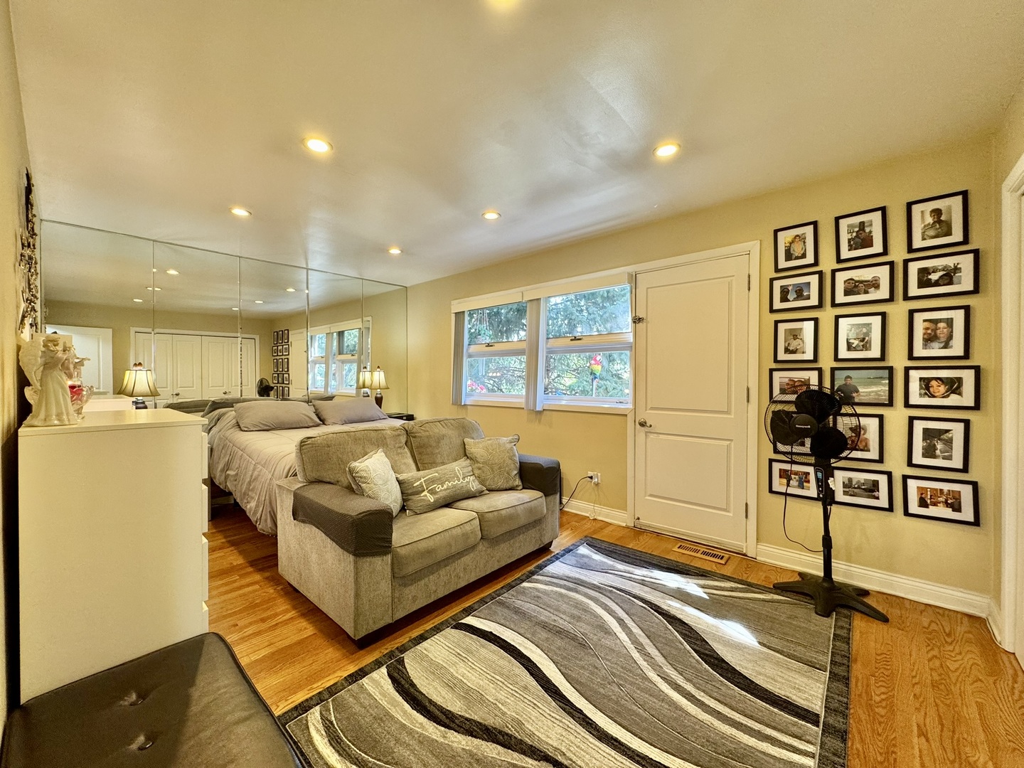 1247 South Mannheim Road, Unit 3 Westchester, IL 60154 - Photo 26 of 41 a living room with furniture and a table
