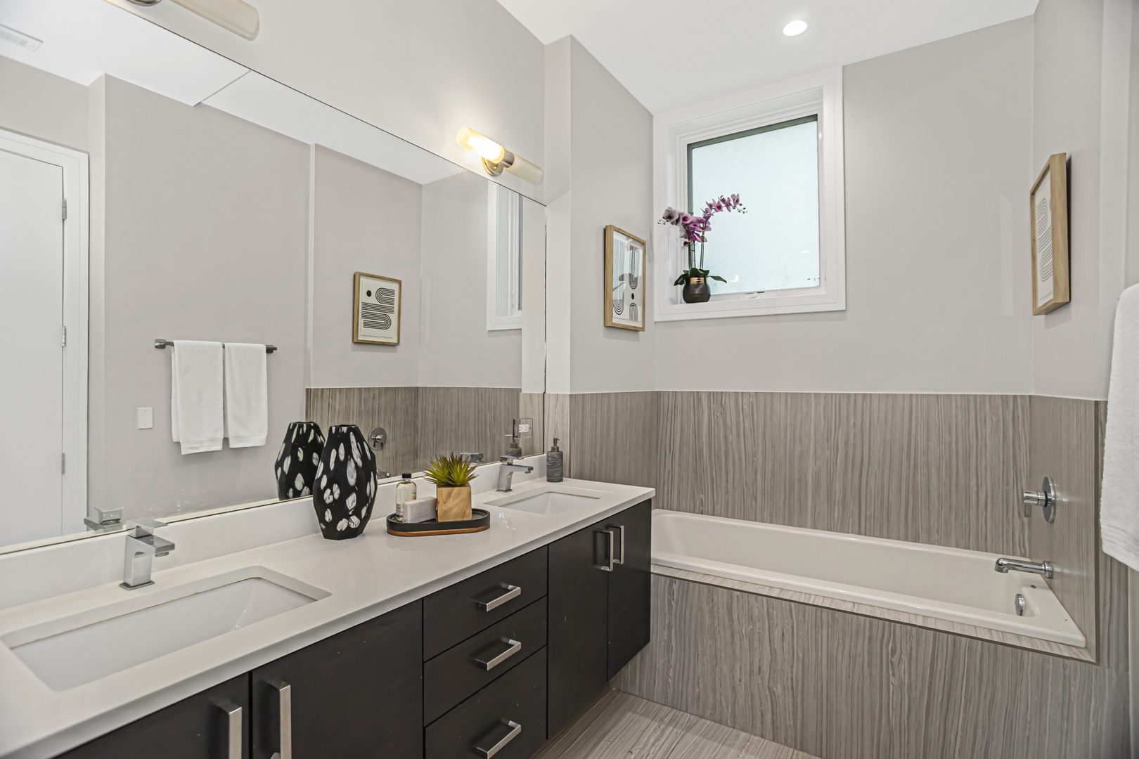 715 South May Street, Unit 1N Chicago, IL 60607 - Photo 15 of 25 a bathroom with a tub sink and mirror