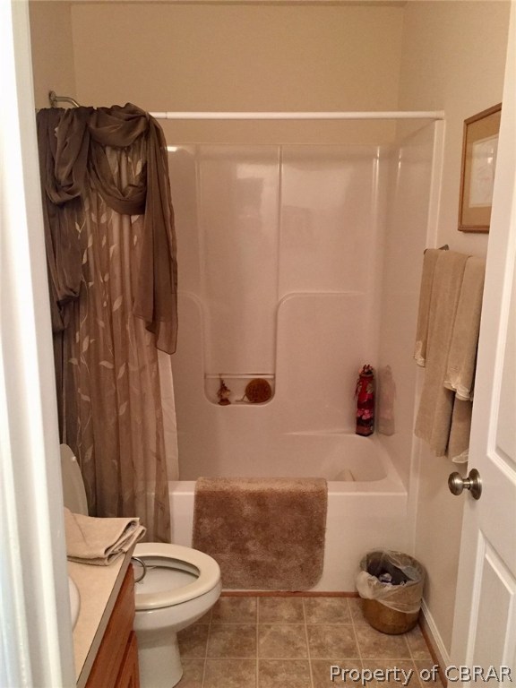 639 Blue Barn Road Wake, VA 23176 - Photo 14 of 18 Guest bath in hall