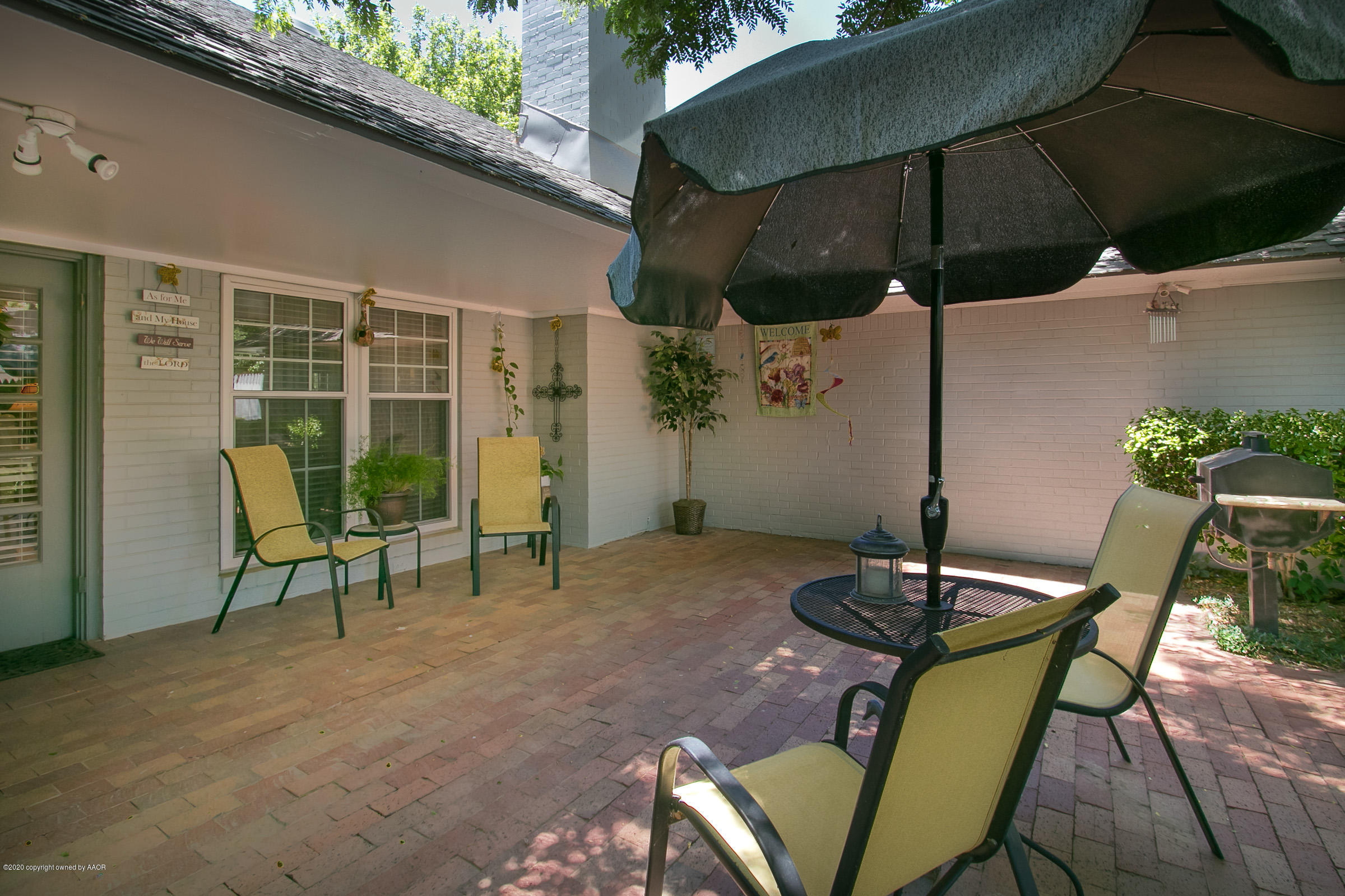 6700 Dreyfuss Road Amarillo, TX 79106 - Photo 18 of 37 a view of a patio with table and chairs under an umbrella