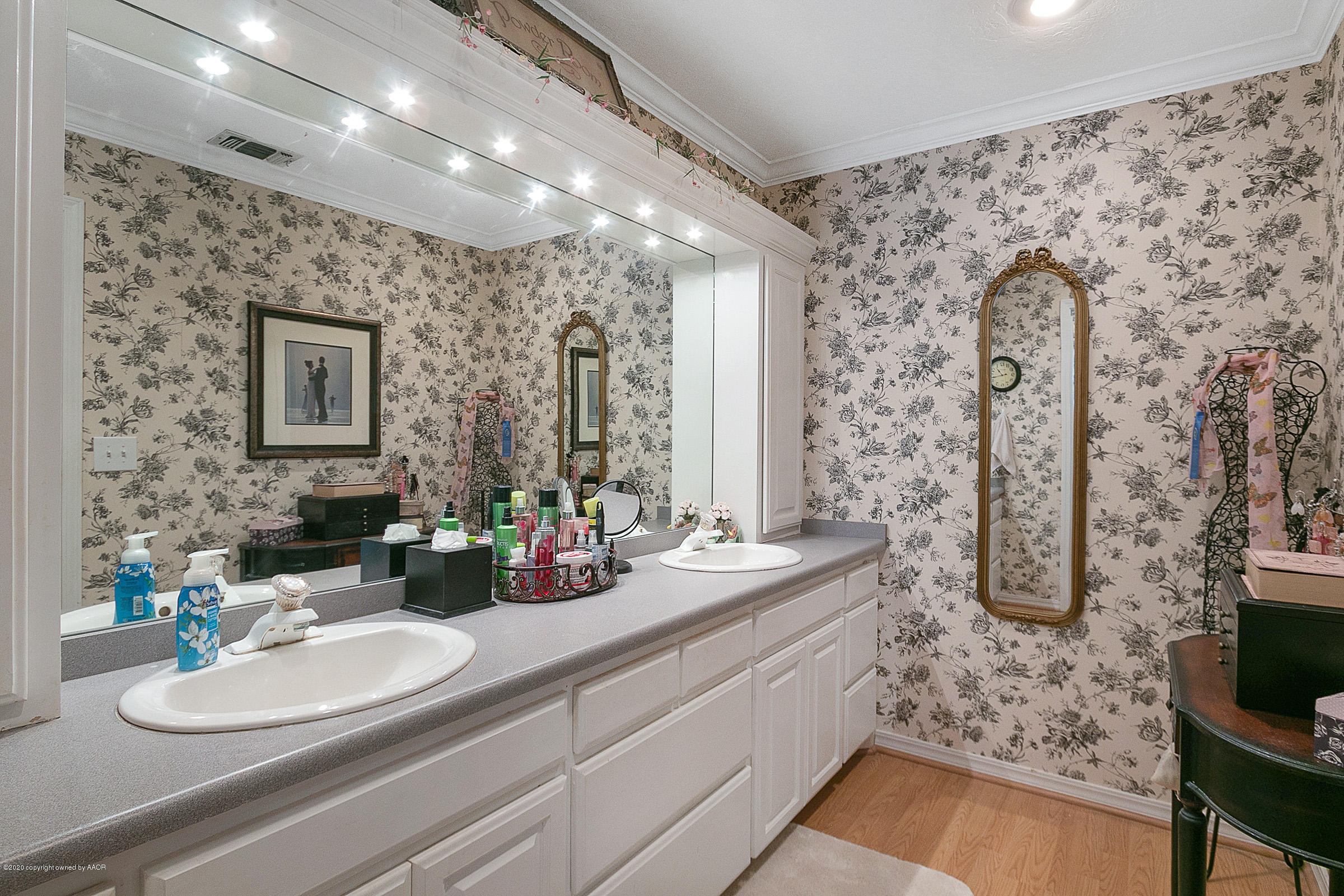 6700 Dreyfuss Road Amarillo, TX 79106 - Photo 21 of 37 a bathroom with double vanity sinks toilet and a mirror