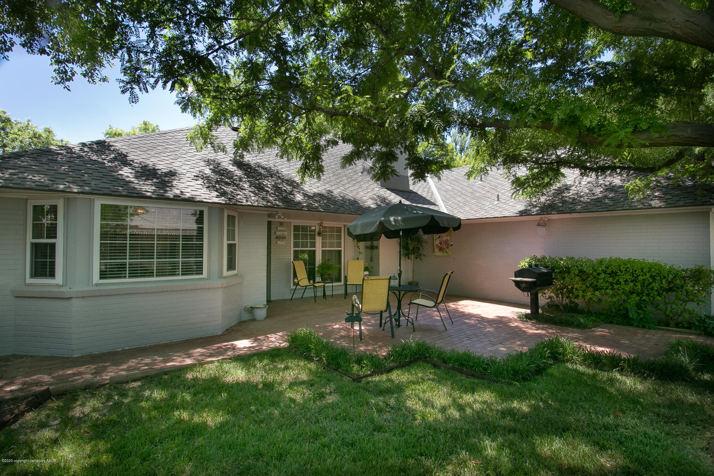 6700 Dreyfuss Road Amarillo, TX 79106 - Photo 33 of 37 a front view of a house with garden