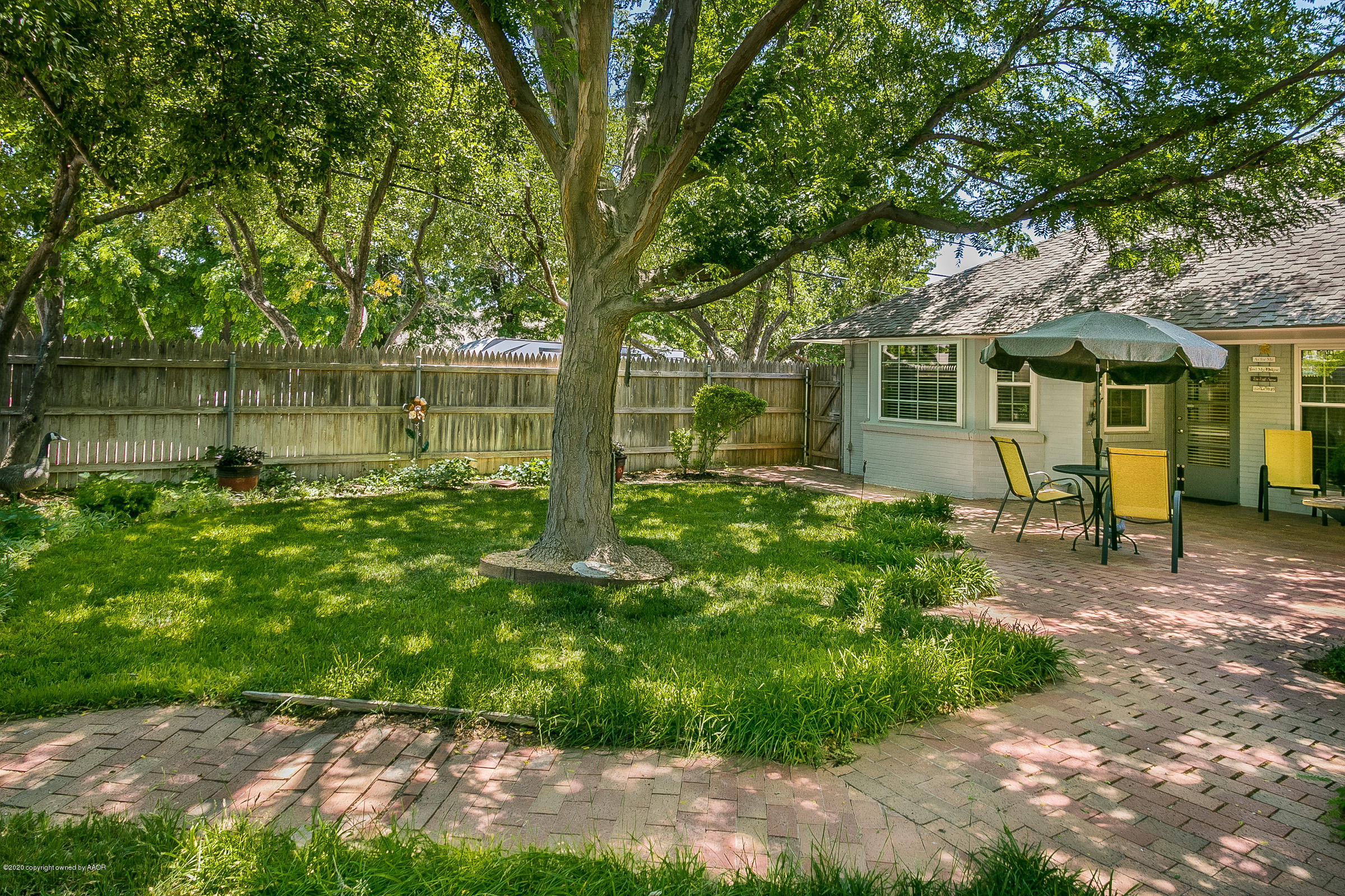 6700 Dreyfuss Road Amarillo, TX 79106 - Photo 34 of 37 a front view of a house with garden