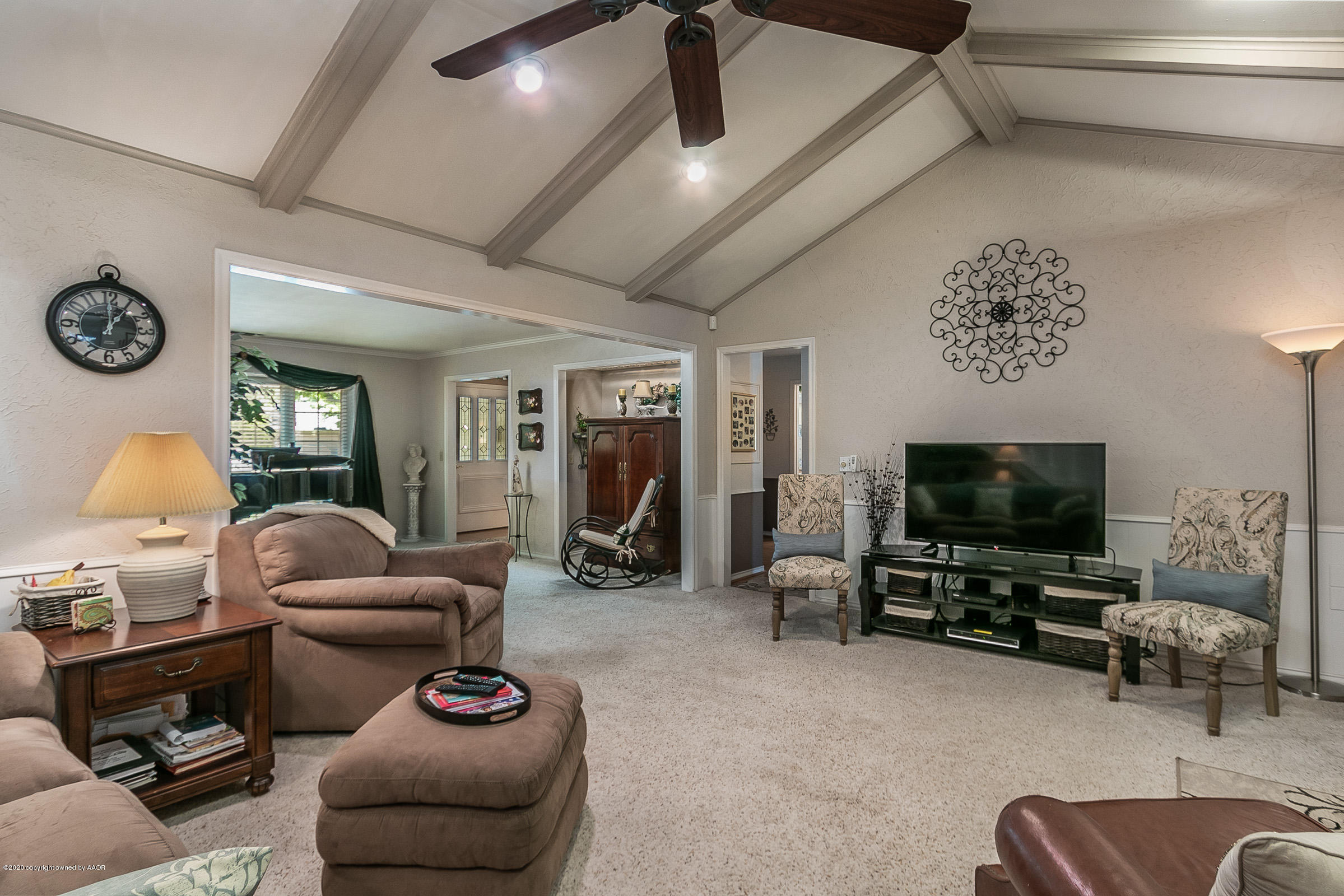 6700 Dreyfuss Road Amarillo, TX 79106 - Photo 8 of 37 a living room with furniture and a flat screen tv