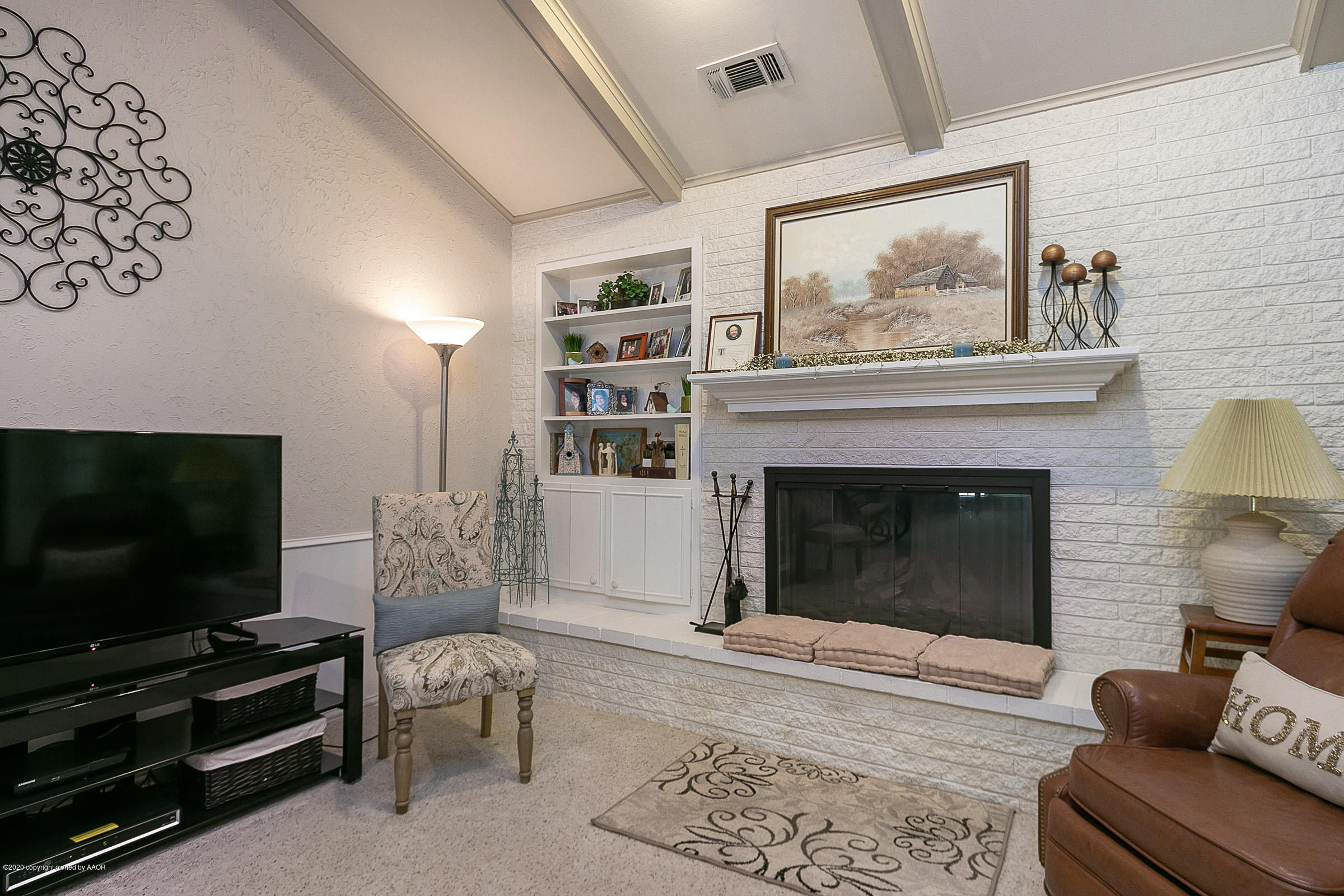 6700 Dreyfuss Road Amarillo, TX 79106 - Photo 10 of 37 a living room with furniture and a flat screen tv