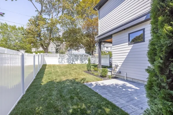 a view of small yard in front of house