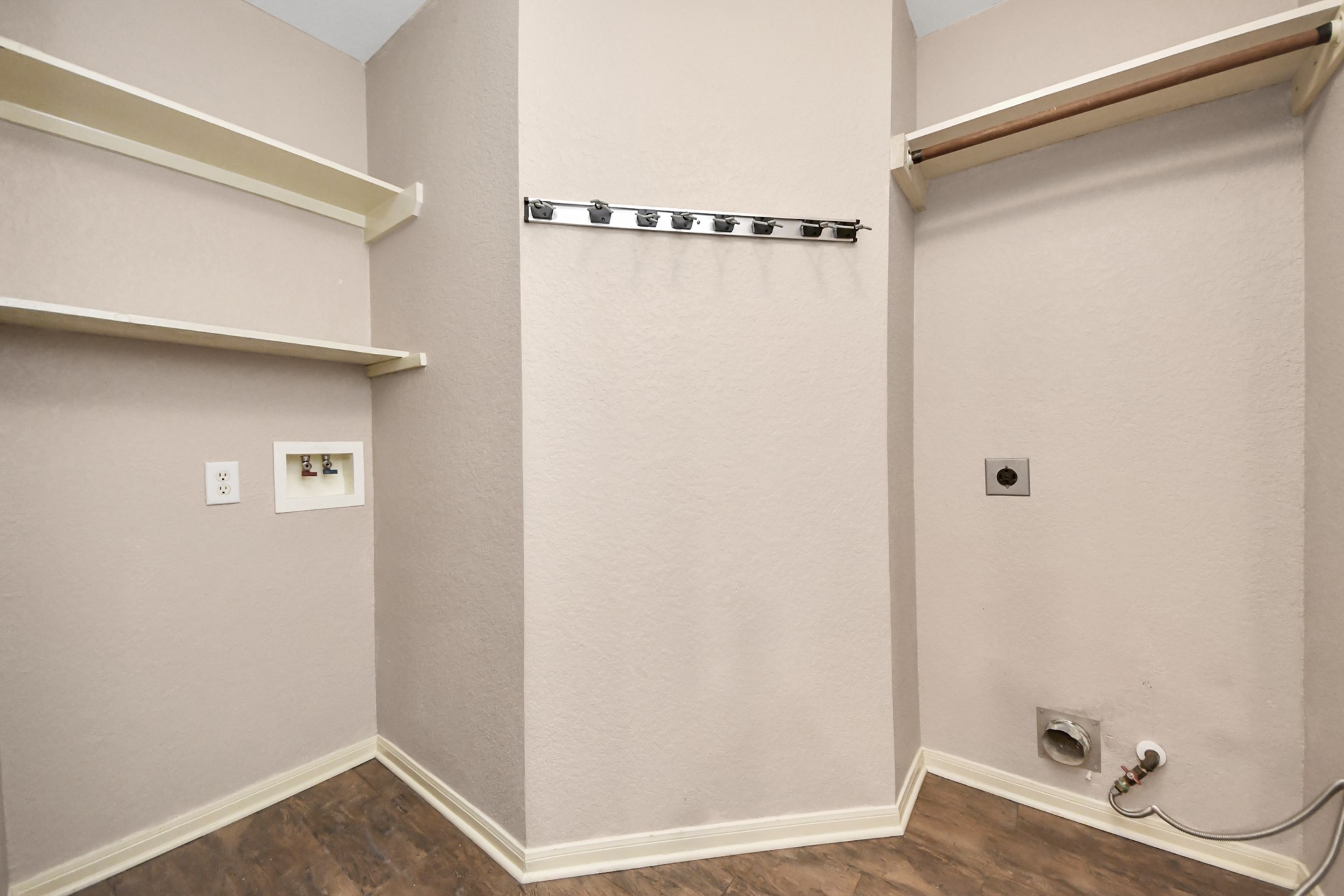 14610 Hazy Ridge Lane Cypress, TX 77429 - Photo 33 of 40 Laundry