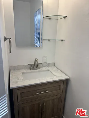 $3,850 | 2715 West 43rd Street, Los Angeles, CA 90008