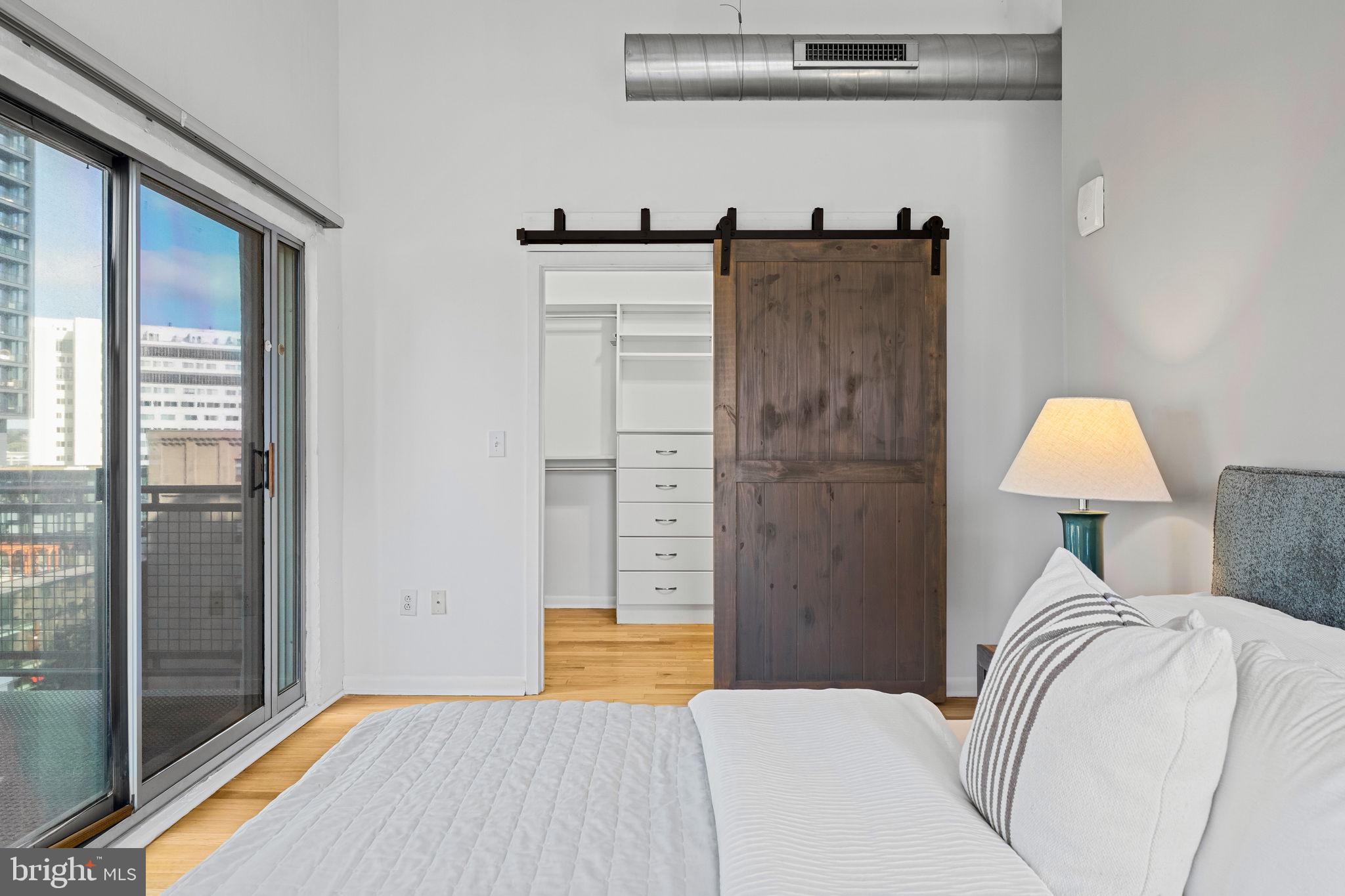 2200-28 Arch Street, Unit 612 Philadelphia, PA 19103 - Photo 35 of 43 a bedroom with a bed and a lamp