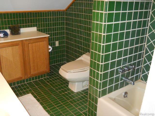 2828 Chilson Road Howell, MI 48843 - Photo 56 of 79 main bath w/ceramic tile