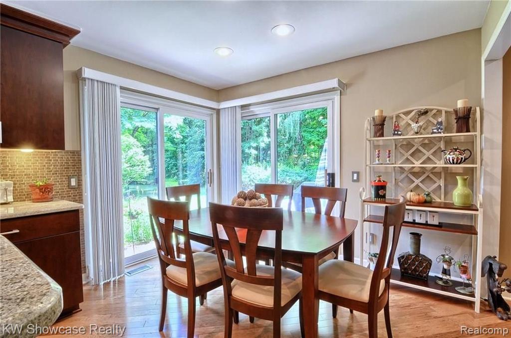 30654 High Valley Road Farmington Hills, MI 48331 - Photo 9 of 43