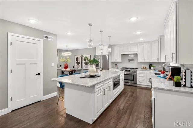 $1,050,000 | 8021 Bennett Avenue, Richmond Heights, MO 63117