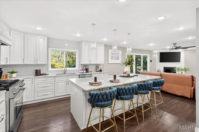 $1,050,000 | 8021 Bennett Avenue, Richmond Heights, MO 63117