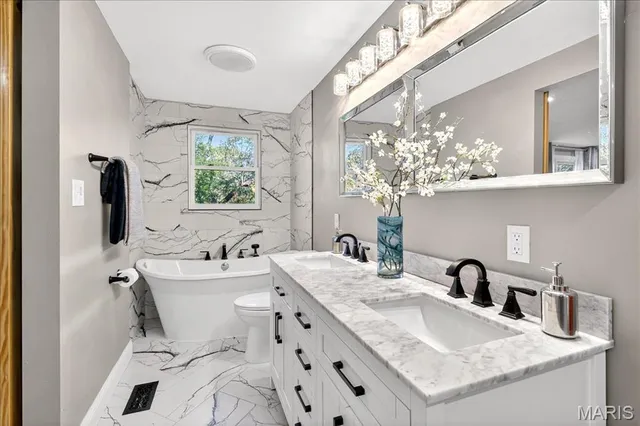 $1,050,000 | 8021 Bennett Avenue, Richmond Heights, MO 63117