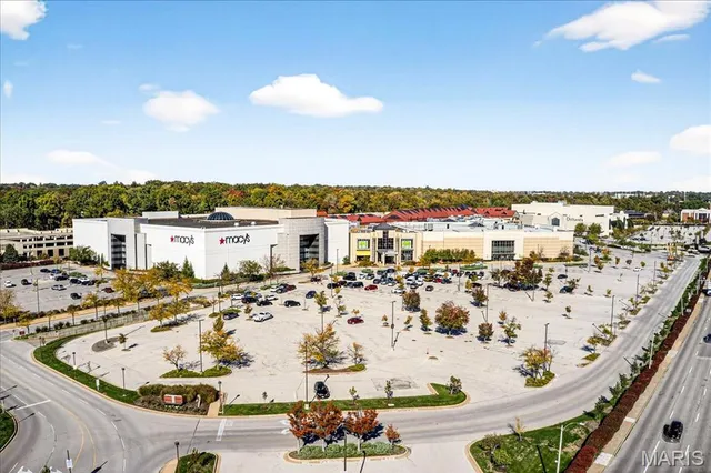 $1,050,000 | 8021 Bennett Avenue, Richmond Heights, MO 63117