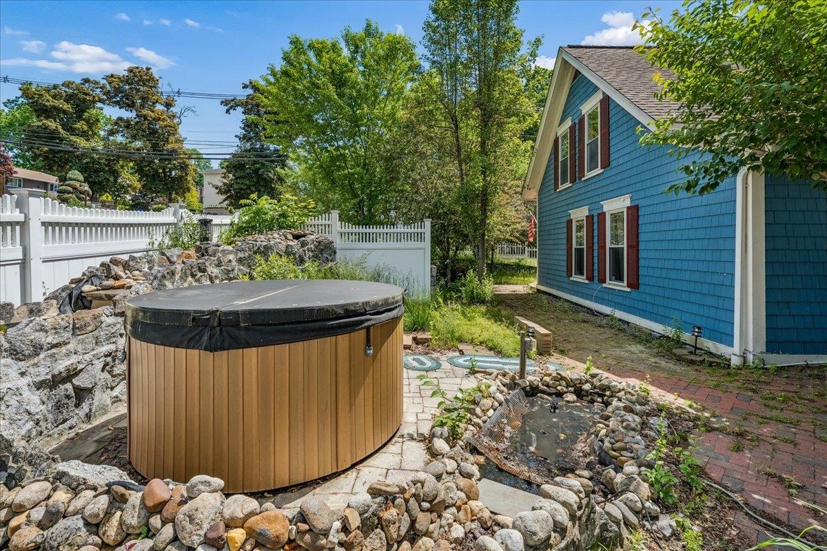 564 River Road Manchester, NH 03104 - Photo 53 of 54
