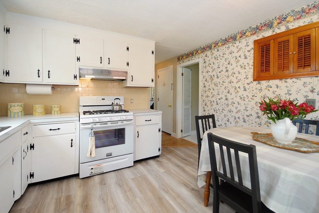 12 Edgewood Road Billerica, MA 01821 - Photo 9 of 27