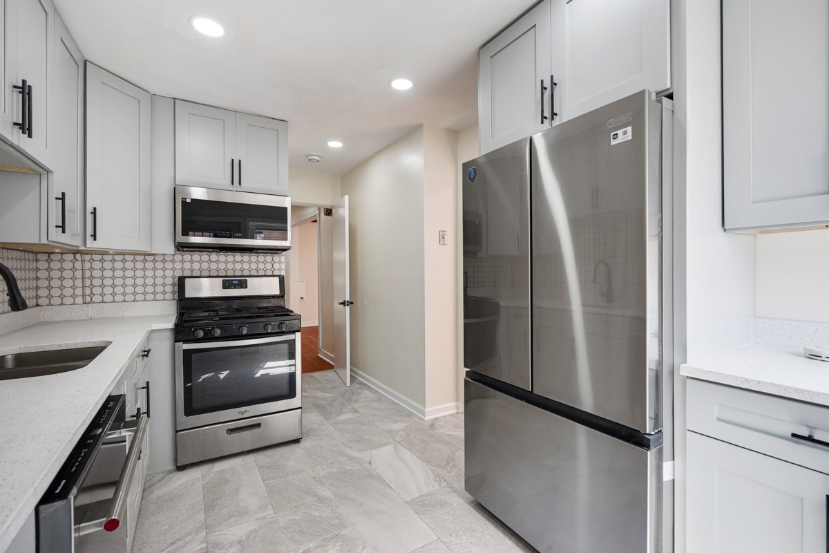7248 North Ridge Boulevard Chicago, IL 60645 - Photo 13 of 31 Gallery Image 13