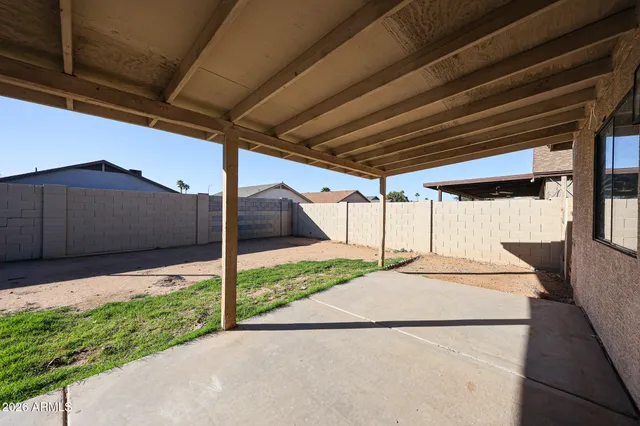 a view of a backyard