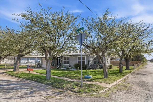 $89,900 | 915 South Neches Street, Coleman, TX 76834