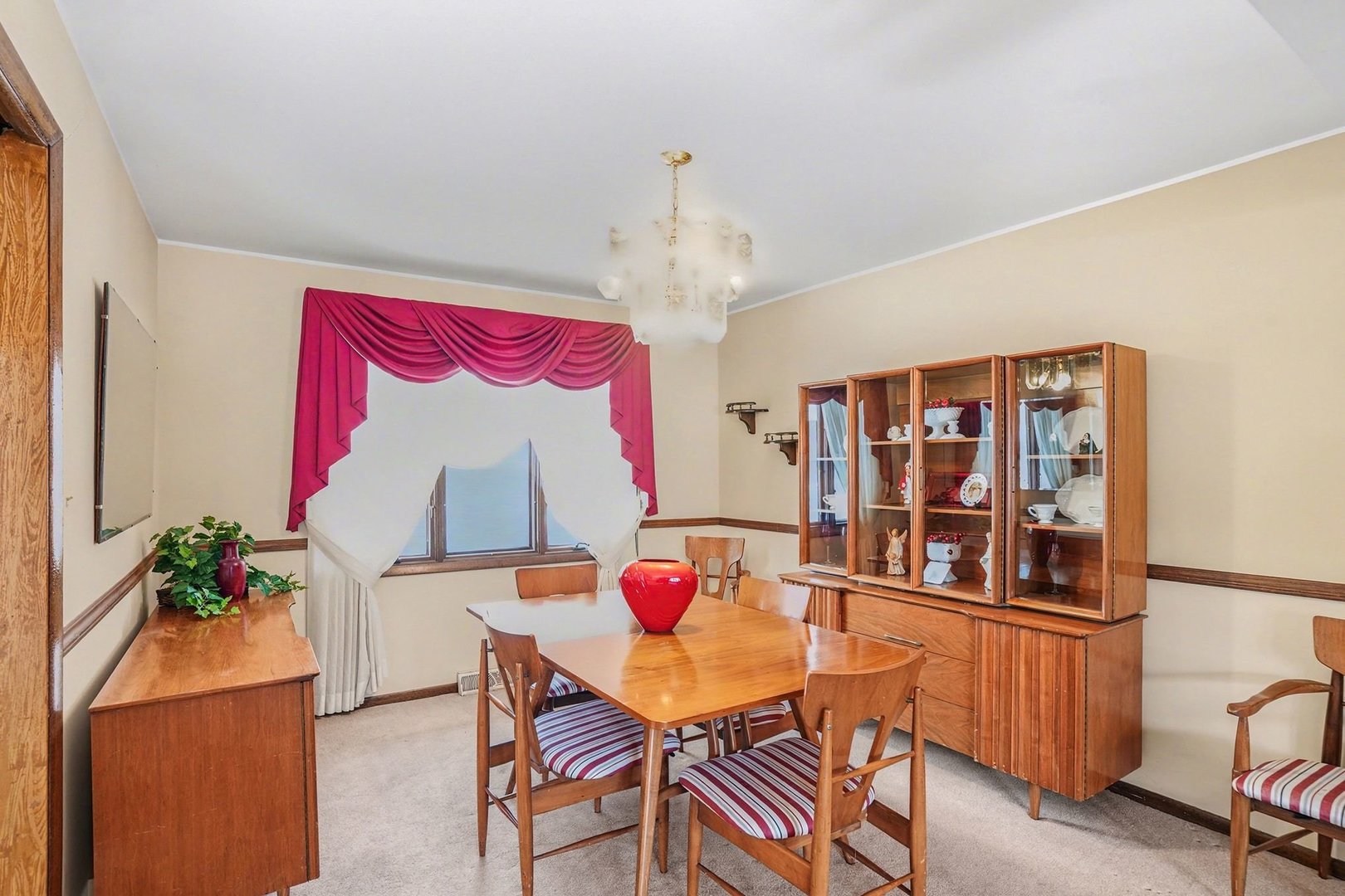 14550 Raneys Lane Orland Park, IL 60462 - Photo 5 of 27 a view of a dining room with furniture window and wooden floor