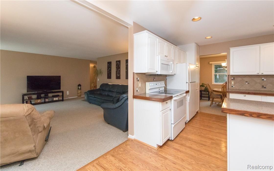 6805 Oakhill Road Clarkston, MI 48348 - Photo 12 of 75 KitchenToFamilyRoom.jpg