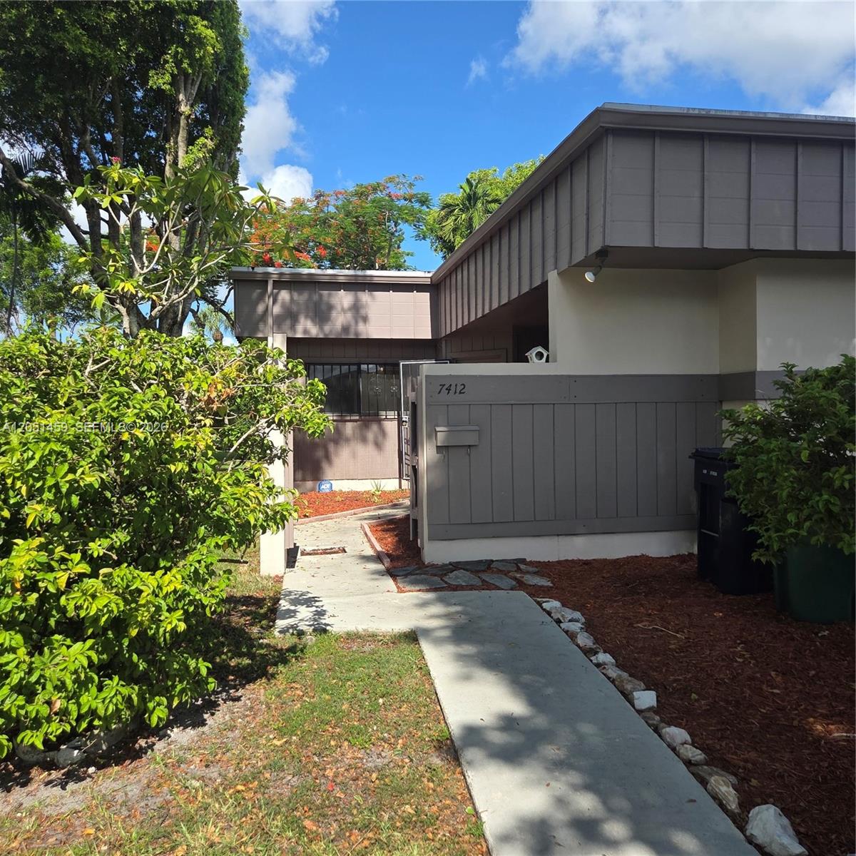 7412 Southwest 105th Place Miami, FL 33173 - Photo 4 of 19