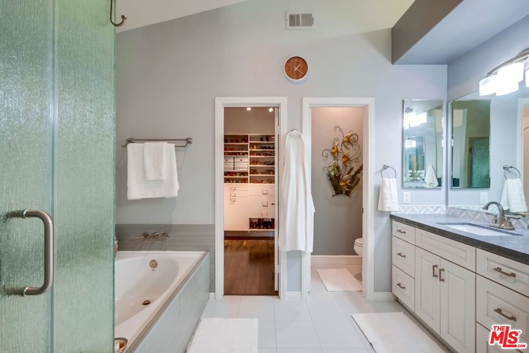 32377 Corte Santa Catalina Temecula, CA 92592 - Photo 13 of 27 a spacious bathroom with a tub sink and mirror
