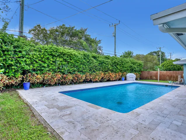 a view of a backyard